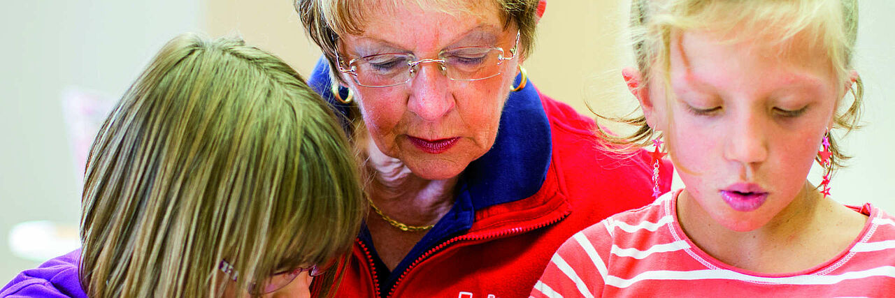 Deutsches Rotes Kreuz DRK, Junge, KiTa, Kindergarten, Kinder, Erzieherin, Mädchen, malen