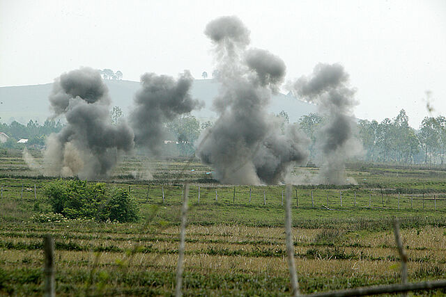 ARME A DISPERSION,CLUSTER AMMUNITIONS,DEMINAGE,DEMINING,MUNITION NON EXPLOSEE,UNEXPLODED ORDNANCE